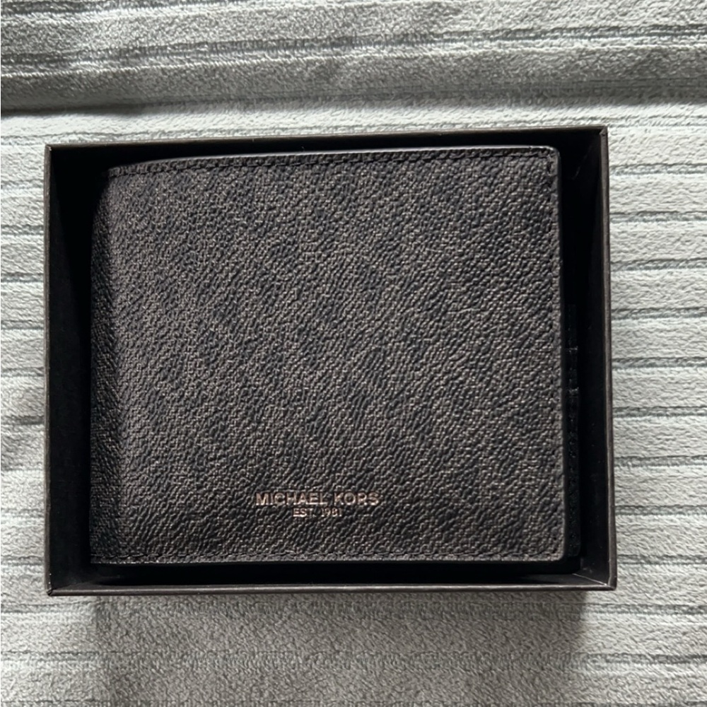 Micheal Kors Mens Leather wallet NWTS